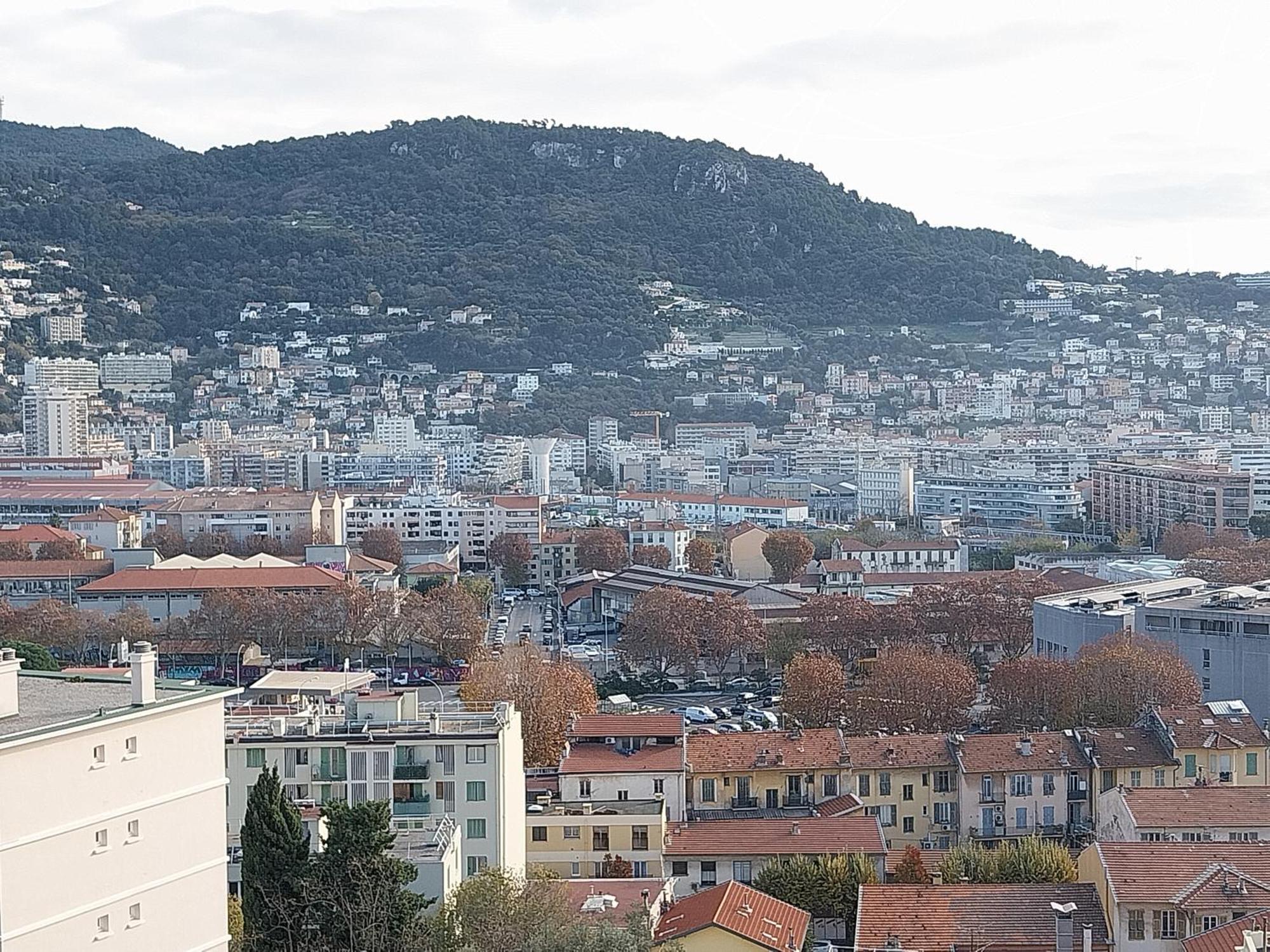 4 Pieces Avec Vue Et Stationnement Prive A Appartement *